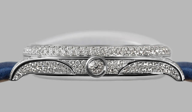 <strong>ベンチャー・スモーキー・サファイア</strong><br /> <br /> Ref.｜2327-0205<br /> ムーブメント｜自社製手巻きHMC327<br /> パワーリザーブ｜約3日間<br /> 文字盤｜375石のブリリアントカットサファイアをセッティング（合計4.86ct）<br /> ケース素材｜18KWG（313石のブリリアントカットダイヤモンド）をセッティング（合計3.77ct）<br /> ケース径｜39mm<br /> ケースバック｜シースルー<br /> ストラップ｜ブルーサテン<br /> 限定数｜20本<br /> 価格｜760万円（税別）<br />