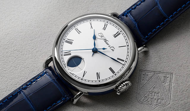 <strong>ヘリテージ・パーペチュアル・ムーン</strong><br /> <br /> Ref.｜8801-0200<br /> ムーブメント｜自社製手巻きHMC801<br /> パワーリザーブ｜7日間以上（ツインバレル）<br /> 文字盤｜グランフー<br /> ケース素材｜18KWG（ケース側面にブルーエナメル）<br /> ケース径｜42mm<br /> ケースバック｜シースルー<br /> ストラップ｜アリゲーター<br /> 限定数｜30本<br /> 価格｜800万円（税別）