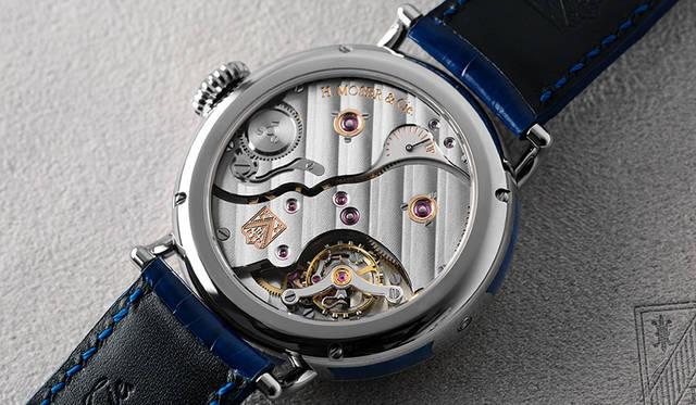 <strong>ヘリテージ・パーペチュアル・ムーン</strong><br /> <br /> Ref.｜8801-0200<br /> ムーブメント｜自社製手巻きHMC801<br /> パワーリザーブ｜7日間以上（ツインバレル）<br /> 文字盤｜グランフー<br /> ケース素材｜18KWG（ケース側面にブルーエナメル）<br /> ケース径｜42mm<br /> ケースバック｜シースルー<br /> ストラップ｜アリゲーター<br /> 限定数｜30本<br /> 価格｜800万円（税別）