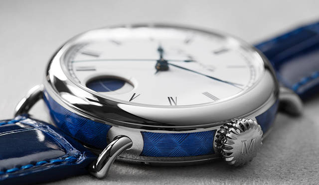 <strong>ヘリテージ・パーペチュアル・ムーン</strong><br /> <br /> Ref.｜8801-0200<br /> ムーブメント｜自社製手巻きHMC801<br /> パワーリザーブ｜7日間以上（ツインバレル）<br /> 文字盤｜グランフー<br /> ケース素材｜18KWG（ケース側面にブルーエナメル）<br /> ケース径｜42mm<br /> ケースバック｜シースルー<br /> ストラップ｜アリゲーター<br /> 限定数｜30本<br /> 価格｜800万円（税別）