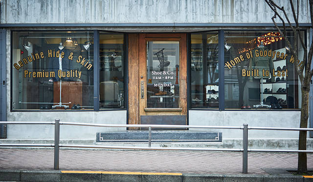 渋谷、ファイヤー通りに面するリーガル シュー＆カンパニーのファサード。古き良きアメリカを思わせる重厚感が、質実剛健なリーガルのシューメイキングを象徴しているようだ。