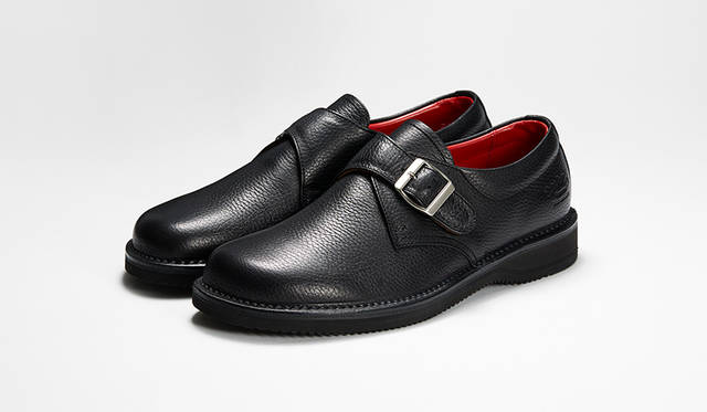「ノマド」がテーマの新作モンクストラップ。足なり設計の木型やステッチダウン製法、EVAソールで抜群の履き心地。ブラックのシボ革はモードからスーツにまで合う。3万円