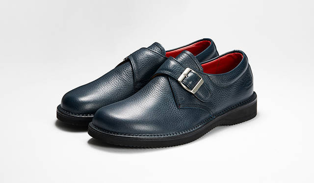 「ノマド」がテーマの新作モンクストラップ。足なり設計の木型やステッチダウン製法、EVAソールで抜群の履き心地。深みのあるネイビーは都会的なスタイルに最適だ。3万円