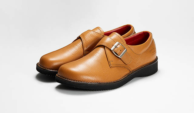 「ノマド」がテーマの新作モンクストラップ。足なり設計の木型やステッチダウン製法、EVAソールで抜群の履き心地。ナチュラルなタンカラーが軽やかさを引き立てる。3万円
