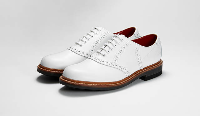 アイビーブーム時に一世を風靡したリーガルの名作サドルシューズをモダナイズ。ホワイトレザーとナチュラルウエルトを組み合わせたモデルは上品な軽快感を演出。4万2000円