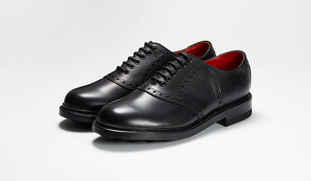 アイビーブーム時に一世を風靡したリーガルの名作サドルシューズをモダナイズ。オールブラックのモデルは、スーツからデニムまでオン・オフ双方で合わせられる。4万2000円