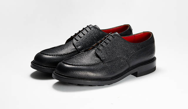 ワークテイストの武骨さを程よく備えるUチップは近年の人気モデル。艶のある石目模様の型押しレザーやダブルソール、ストームウエルトで質実剛健さが引き立つ。4万2000円