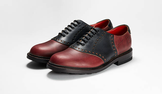 アイビーブーム時に一世を風靡したリーガルの名作サドルシューズをモダナイズ。定番のコンビカラーも、バーガンディ×ブラックによるモダンな男らしさが新鮮だ。4万6000円