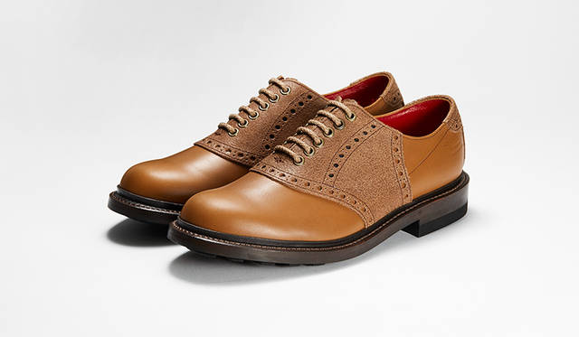 アイビーブーム時に一世を風靡したリーガルの名作サドルシューズをモダナイズ。タンカラーモデルは素材感が違う2種のレザーで足元に絶妙なニュアンスを添える。4万2000円