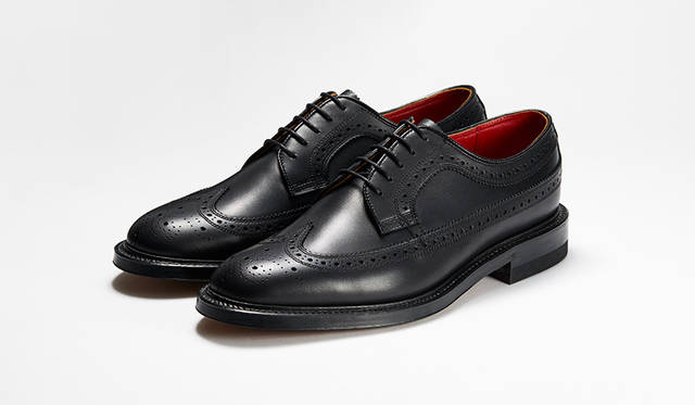 アメリカントラディショナルの象徴であるロングウイングチップ。ややボリューミーなフォルムやダブルソールを採用することで、カジュアルダウンしやすい一足に。4万2000円