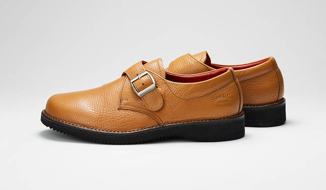 「ノマド」をテーマとする2017年春夏の新作。かつて開発された木型を用いるなど、リーガルの豊かなアーカイブに着想を得るのがオリジナルラインのシューズの特徴だ。3万円