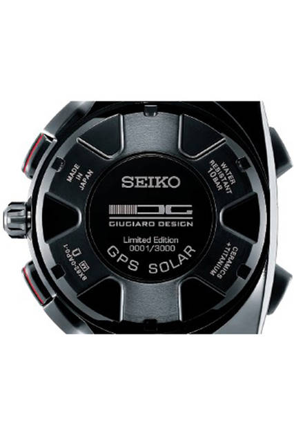 ロゴとシリアルナンバーが表記された裏蓋。