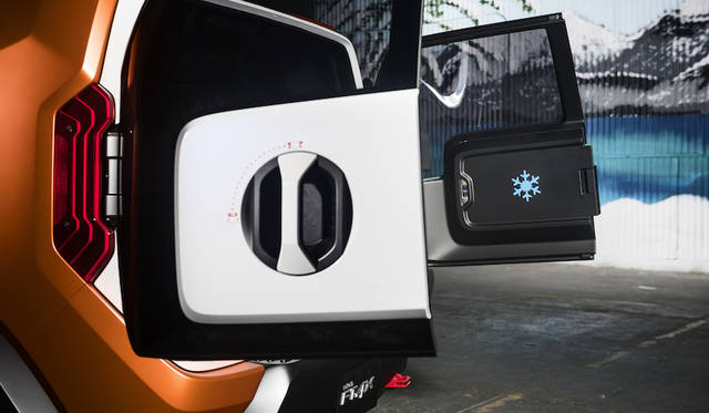 バックドア裏側には、片方に冷蔵庫、片方には保温庫が備わる