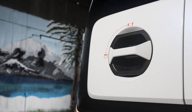 コックの操作で縦開きも横開きもできるバックドア