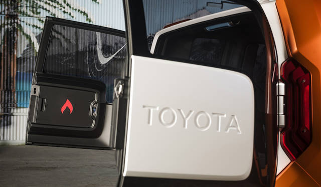 バックドア裏側には、片方に冷蔵庫、片方には保温庫が備わる