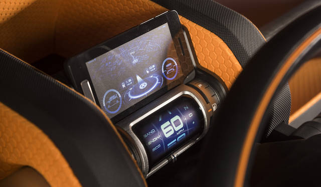 ナビやオーディオなど運転に役立つ情報を安全に視認できるよう、スマートフォンは全面に配置