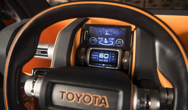 ナビやオーディオなど運転に役立つ情報を安全に視認できるよう、スマートフォンは全面に配置