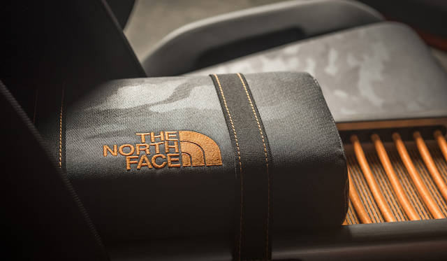 アームレストとして使える寝袋