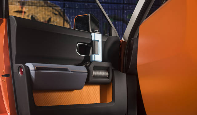 取り外して飲料ボトルとしても利用可能なドアハンドル