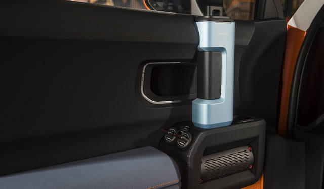 取り外して飲料ボトルとしても利用可能なドアハンドル