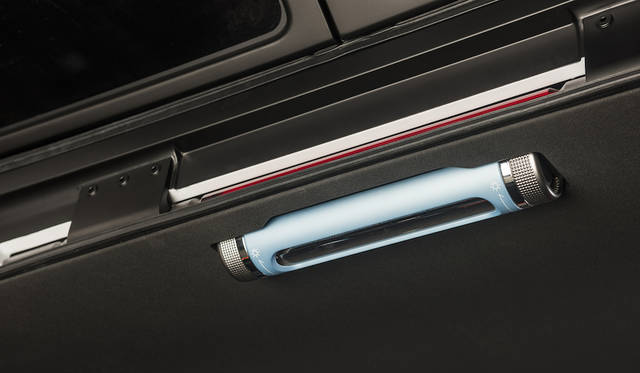 取り外して懐中電灯として使うこともできる、ルームライト