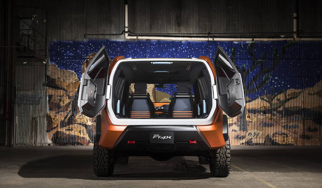 バックドアはスペースに応じて横にも縦にも開く