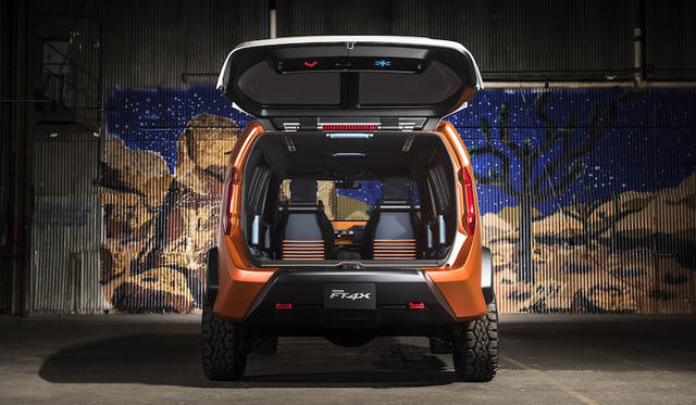 バックドアはスペースに応じて横にも縦にも開く