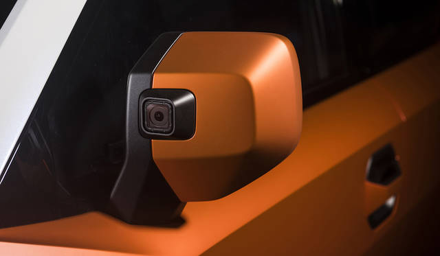 記録映像を撮り逃さないよう、サイドミラーに小型カメラを設置