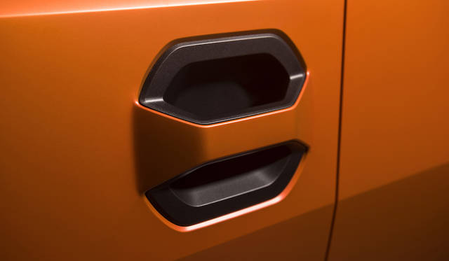 グローブをはめたままでも容易につかめる、大型ドアハンドル