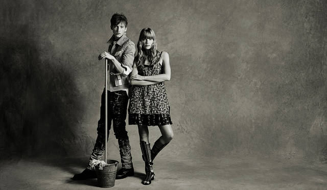 「清掃員と彼に恋をした女の子のポートレート。ヒッコリーストライプのジャケットに、黒いペイントを飛ばしたパンツという泥臭い労働着の横に広がる花畑のイメージです」（左）ジャケット7万8000円、デニムパンツ5万2000円（ともにディーゼル ブラック ゴールド）その他スタイリスト私物（右）ドレス6万2000円、シューズ11万3000円（ともにディーゼル ブラック ゴールド）