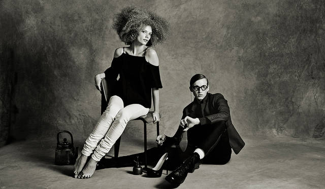 「リッチなマダムの靴を磨く靴磨き職人。パリッとしたジャケットにスリムなスラックスを合わせてスマートに。ウィメンズはボリュームのあるトップスにスリムフィットなデニムパンツを合わせて、足元はヒールが正解」（左）トップス2万5000円、デニムパンツ5万1000円（ともにディーゼル ブラック ゴールド）（右）ジャケット6万円、パンツ2万8000円（ともにディーゼル ブラック ゴールド）その他スタイリスト私物