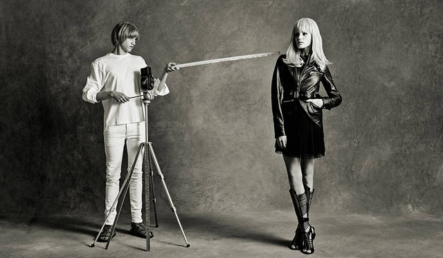 「60年代のカトリーヌ・ドヌーヴとデヴィッド・ベイリーのイメージで、リッチな遊び人マダムにたぶらかされた若手フォトグラファーのストーリー。メンズは袖がシャツになった真っ白のトップスに同じく真っ白のパンツでクリーンに。ウィメンズはハードなレザージャケットを脱ぐとフェミニンなドット柄のシフォンドレス、というギャップを楽しんで」（左）プルオーバーシャツ2万6000円、デニムパンツ2万8000円、サンダル6万8000円（すべてディーゼル ブラック ゴールド）（右）レザージャケット19万円、ドレス9万3000円、シューズ11万3000円（すべてディーゼル ブラック ゴールド）