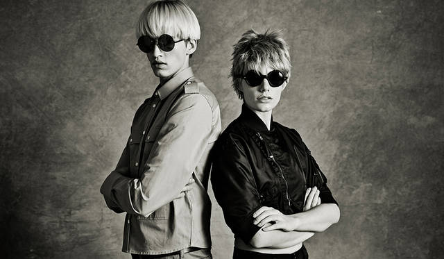 「メンズはエポーレットのついたミリタリーシャツに、ウィメンズは着丈の短いMA-1。アンディ・ウォーホルとリサ・ライオンをアイコンにジェンダーレスに仕上げてみました。ワイルドでいてアーティスティック、80'sのムードです」（左）シャツ3万4000円（右）ブルゾン6万6000円（ともにディーゼル ブラック ゴールド）その他スタイリスト私物