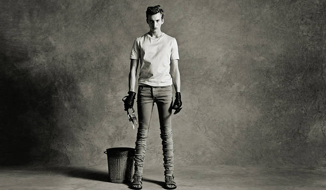 「ディーゼル ブラック ゴールドのTシャツは程良い光沢感で、Tシャツ本来の健康的で爽やかなムードがあって好きです。サックスブルーのTシャツにベージュのエクストラロングデニムを合わせた、シンプルながらも存在感のあるコーディネート。こんな庭師がいたら素敵ですね」Tシャツ1万7800円、デニムパンツ5万5000円、サンダル6万8000円（すべてディーゼル ブラック ゴールド）