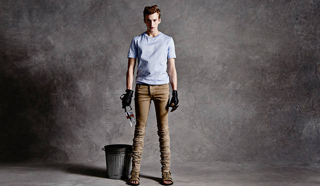 「ディーゼル ブラック ゴールドのTシャツは程良い光沢感で、Tシャツ本来の健康的で爽やかなムードがあって好きです。サックスブルーのTシャツにベージュのエクストラロングデニムを合わせた、シンプルながらも存在感のあるコーディネート。こんな庭師がいたら素敵ですね」Tシャツ1万7800円、デニムパンツ5万5000円、サンダル6万8000円（すべてディーゼル ブラック ゴールド）