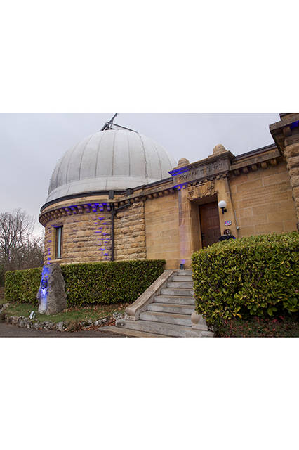 発表・展示会場は、ヌーシャテルの街と湖を見下ろす丘の上の旧ヌーシャテル天文台。現在は時計産業、ヌーシャテル大学、スイス連邦政府およびヌーシャテル州が1984年に設立した非営利の株式会社、大学や公的研究機関が行う基礎的研究と新技術の製品化の橋渡しをするSwiss Center for Electronics and Micro technology (CSEM)社の施設となっている。ロンジンの歴史的なクォーツモデルと新製品のプレゼンテーション、展示は旧天文台の望遠鏡ドームとその付属施設の中で行われた。