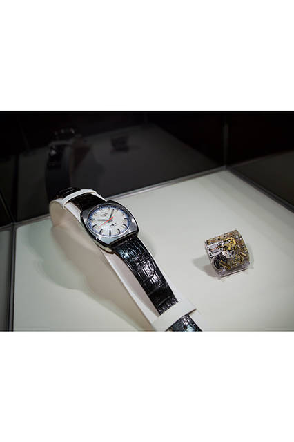 時計各社が共同で設立したヌーシャテルのCEH（電気式時計研究所）とは別に、ロンジンが「砂時計プロジェクト」と名付けて社内で極秘開発し、秋に完成した「ウルトラ・クォーツ キャリバー 6512」と量産用プロトタイプモデル。残念ながら年内の量産開始には至らずに終わった。