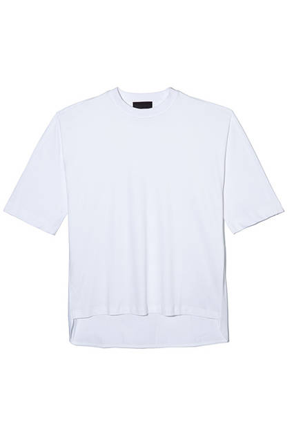 アーバンな着こなしを楽しめるボックスシルエットのハーフスリーブカットソー。オーバーサイズで着て、スキニーパンツと合わせるスタイリングがおすすめ。Tシャツ2万3000円（ディーゼル ブラック ゴールド）