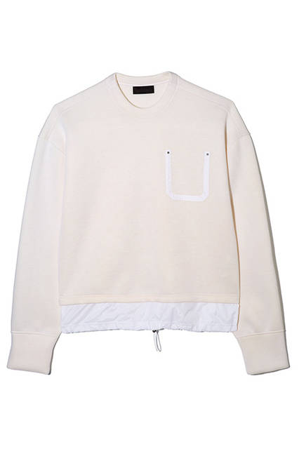 レーヨンヴィスコースとナイロンの異素材ミックスがクールな印象のクルーネックスウェット。丈の異なるアイテムのレイヤリングや、胸ポケットがあるようなフェイクのデザインもユニーク。スウェットシャツ4万2000円（ディーゼル ブラック ゴールド）