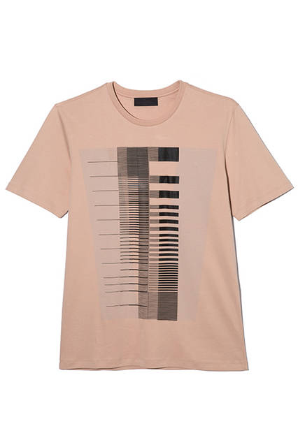 美しいグラフィックプリントを施したクルーネックカットソー。これ1枚でコーディネートの主役にもなる、ディーゼル ブラック ゴールドらしい洗練されたアイテム。Tシャツ1万5800円（ディーゼル ブラック ゴールド）