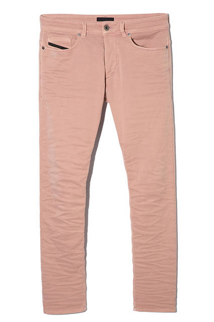 ディーゼル ブラック ゴールドらしさが詰まった、スキニーデニム。今季のキーカラーのダスティピンクが新鮮。ニットのように編み込んだ素材のデニムなので穿き心地も抜群。デニムパンツ4万9000円（ディーゼル ブラック ゴールド）