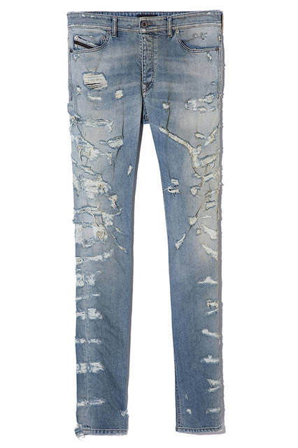 デストロイ加工を施したスキニーデニム。アブレージョンやブレーキ＆リペアなどの加工を全てハンドメイドで行った、手の込んだ1本。どんなコーディネートにも合う万能アイテム。デニムパンツ5万2000円（ディーゼル ブラック ゴールド）