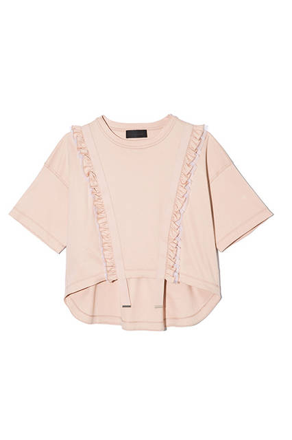 フロントにラッフルをあしらった、ユニークなデザインのカットソー。シンプルなワントーンのカラーリングに女性らしさが詰まった1枚。カットソー2万9000円（ディーゼル ブラック ゴールド）