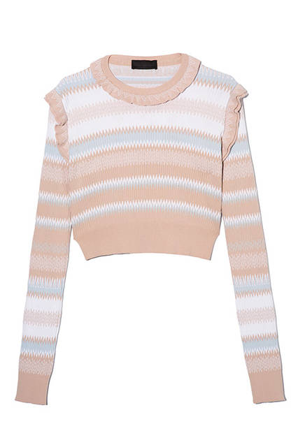 ジオメトリックな編み柄がユニークな長袖ニットは、首と肩にラッフルのデザインを施した遊び心溢れる1枚だ。レーヨンヴィスコースがさらりとした着心地を実現。ニット5万3000円（ディーゼル ブラック ゴールド）