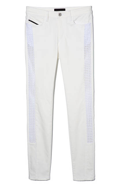 サイドのレース使いがユニークなクロップド丈のスキニーパンツ。ホワイトデニムなので、コーディネートに取り入れやすく、あらゆるトップスに対応してくれること間違いなし。スニーカーにもヒールにも似合うデザイン。デニムパンツ3万8000円（ディーゼル ブラック ゴールド）