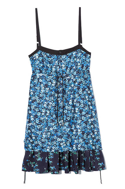 華奢なショルダーストラップや裾のフリル、胸元のリボンなどが可憐なミニドレス。フラワーモチーフながら、シックな色使いが大人の上品さを感じさせる一着。ドレス6万2000円（ディーゼル ブラック ゴールド）