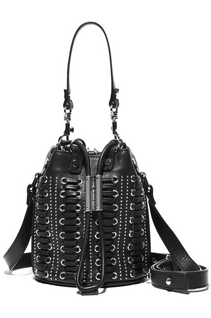 表面のディテールがユニークな2WAYバッグ。どんなコーディネートに合わせても洗練されたスタイリッシュな印象に格上げしてくれる。バッグ8万6000円（ディーゼル ブラック ゴールド）