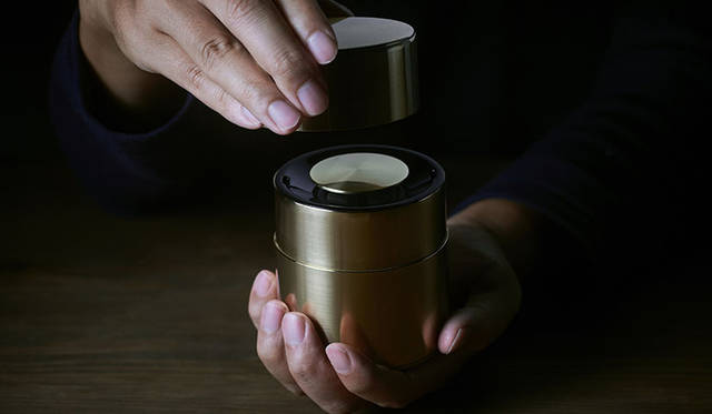 開化堂の茶筒のなかにブルートゥースのスピーカーユニットを仕込んだ「響筒」はふたを開けると音が奏でられる