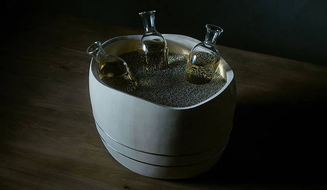 京指物の中川木工芸とパナソニックデザインのコラボレーションはステンレス球を使いウォーマーにもクーラーにもなる容器