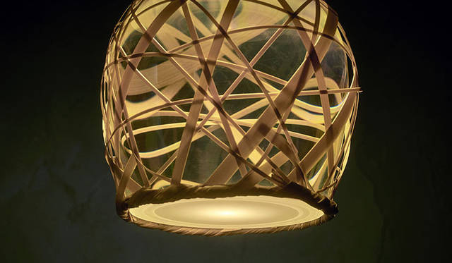 無指向性の光源が仕込まれたアクリルのボールはパナソニックデザインによるもので、それを公長齋小菅による竹細工が覆っている